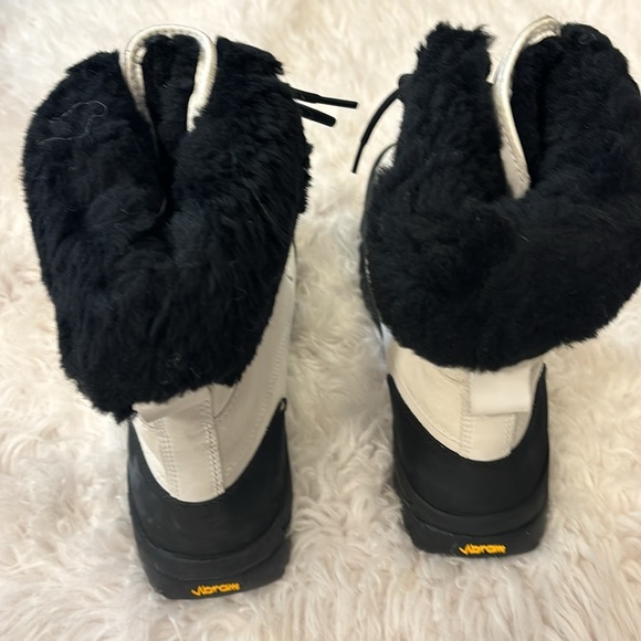 UGG Men's Butte Waterproof Leather Snow Boot, White/Black, Size 11 - Picture 5 of 9